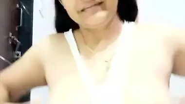 Lovely Indian girl showing boobs MMS video