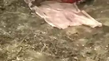 Amateur Kerala couple caught having outdoor sex, Fresh Desi MMS online