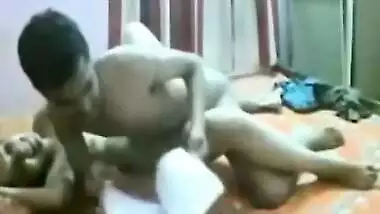 Savoury Indian girl gets pounded on the bed
