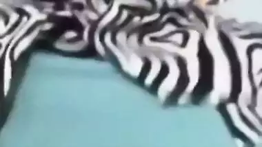 ممرضة محجبة تتناك في طيزها الملبن و يرج لحمها