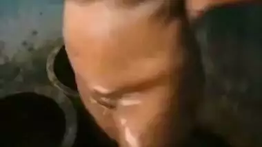 It isn't a problem for Desi lady with sexy body to take XXX shower