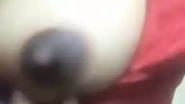 Desi Girl Showing Her Boob