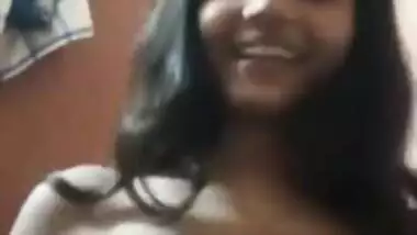 Man asked Desi girlfriend to expose small boobs in XXX video